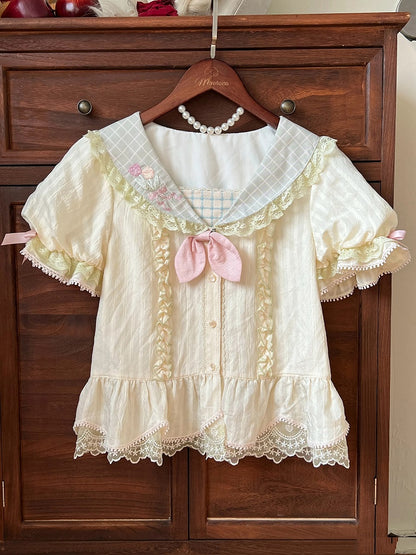 Bluse mit Hasenohren auf der Rückseite und Tulpen-Matrosenkragen und kurzen Ärmeln