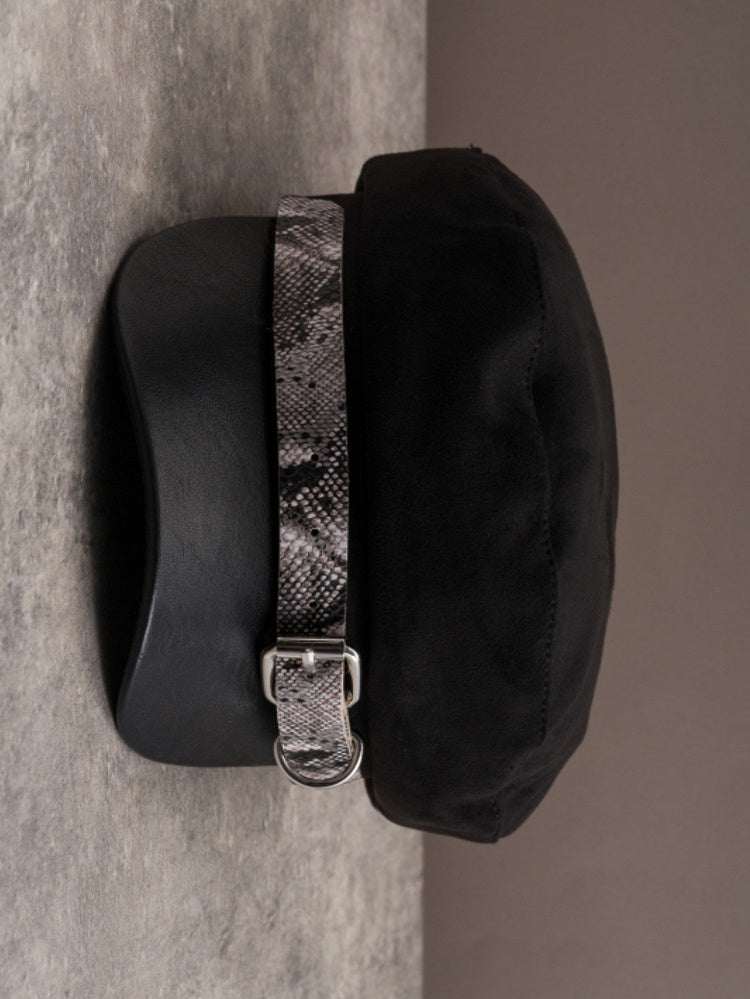 Schwarze Baskenmütze mit Schnalle und Gothic-Muster