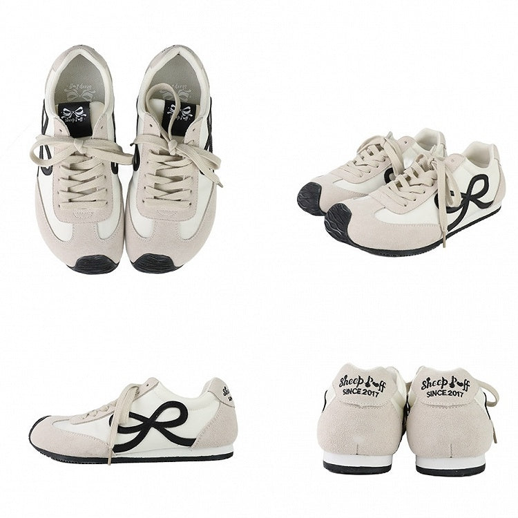 Weiße Sneakers mit Schnürung vorne und Schleife