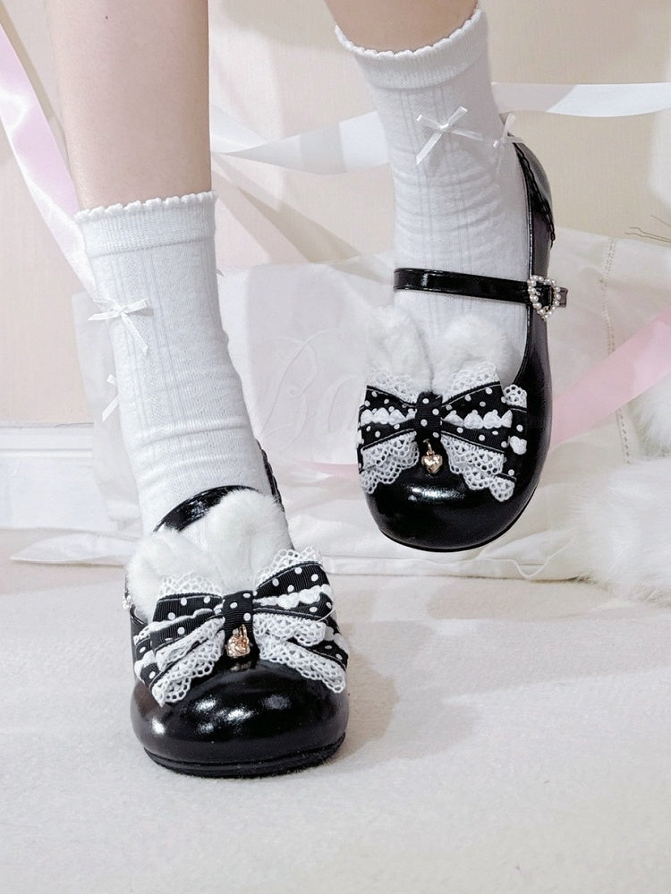Süße Schleife am schwarzen Mary Jane Top mit Lolita-Schuhen