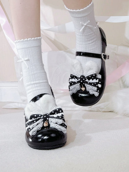 Süße Schleife am schwarzen Mary Jane Top mit Lolita-Schuhen