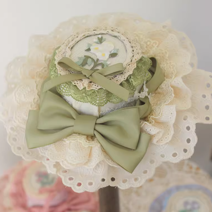 Chapeau haut de forme à bordure en dentelle et broderie florale