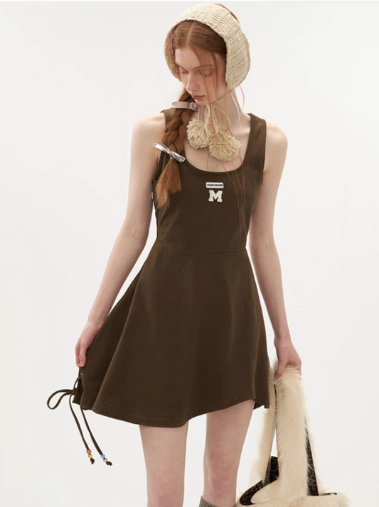 Robe style gilet à bretelles et col universitaire