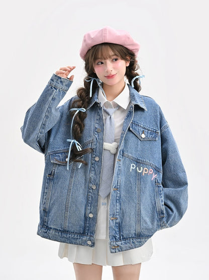 Jeansjacke im Used-Look mit abnehmbaren Welpenbroschen in verblasstem Blau