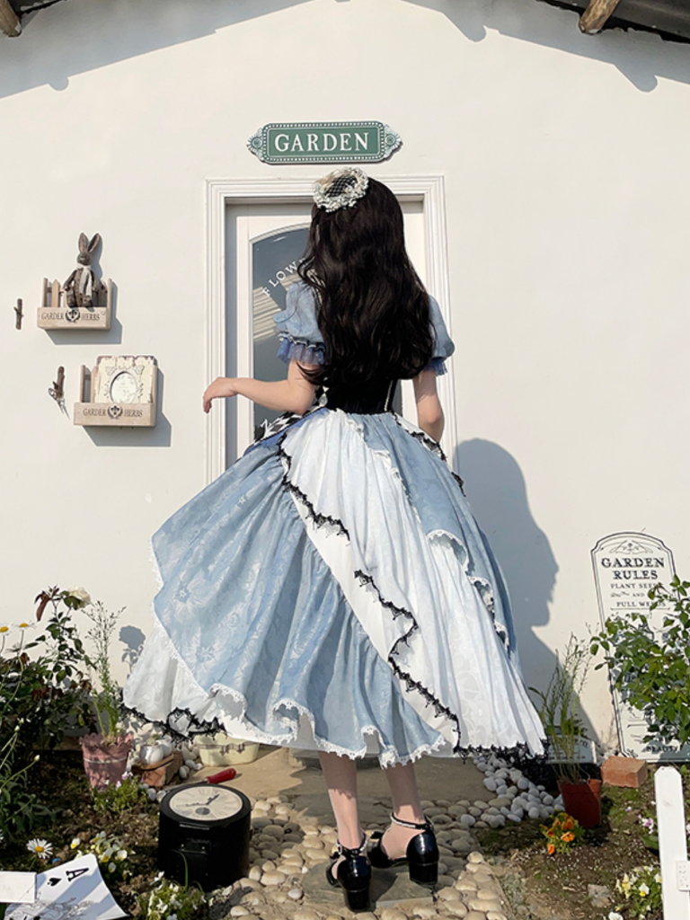 Asymmetrisches Karokleid „Alice im Wunderland“