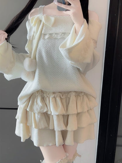 Ensemble jupe à volants et volants beiges au-dessus du genou avec haut en peluche et détails en dentelle et nœud papillon