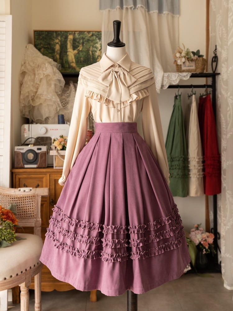 Chemise beige à manches longues et volants avec nœud papillon