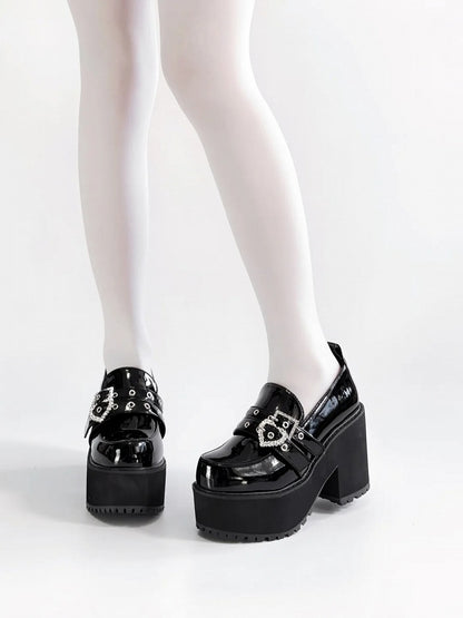 Hohe schwarze Plateauschuhe Jirai Kei poliert 10cm und mit Fersenschnallen Strass Block