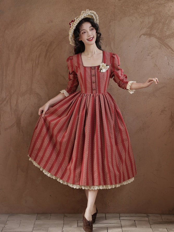 Robe rouge à rayures vintage et en dentelle à encolure carrée
