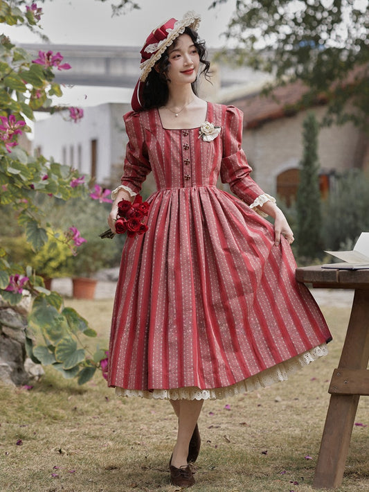 Robe rouge à rayures vintage et en dentelle à encolure carrée