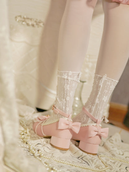 Baby an der Spitze, kreuz und quer, Herz, Schleife, rosa Besatz, Charm-Design, Spitze