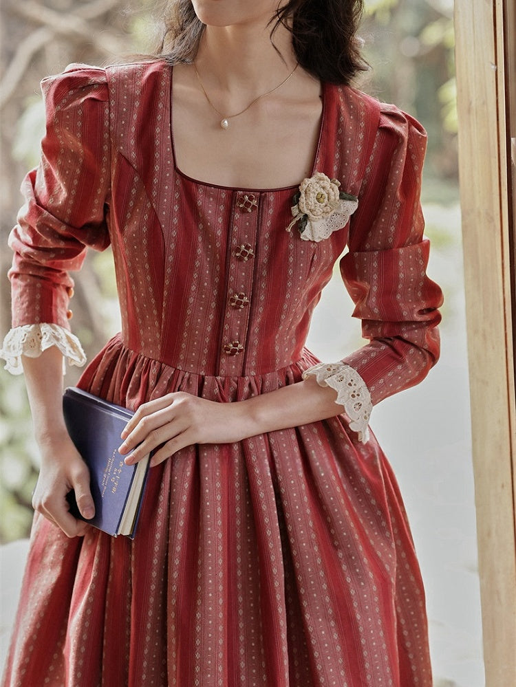 Robe rouge à rayures vintage et en dentelle à encolure carrée