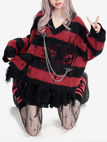 Pull rayé à col en V et motif toile d'araignée noir et rouge des années 2000, avec bordure vieillie, bretelles à boucle et chaîne