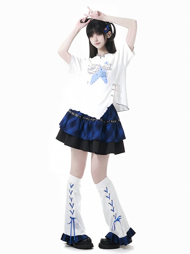 Asymmetrischer gewellter Saum, Schlitzdetails, weißer Saum, T-Shirt, blauer Quallen-Print, Anstecknadel