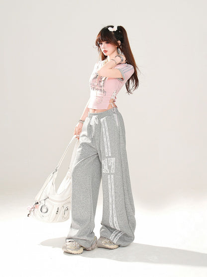 Side Glamorous Cropped T-shirt with Lace-up Print at Pink V-Neck Number Detail