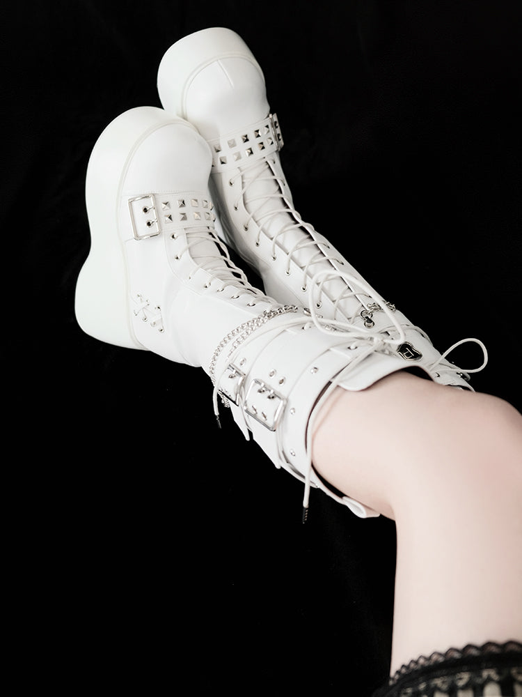 Bottes montantes à plateforme compensée style punk blanc mat avec plaques métalliques en forme d'os