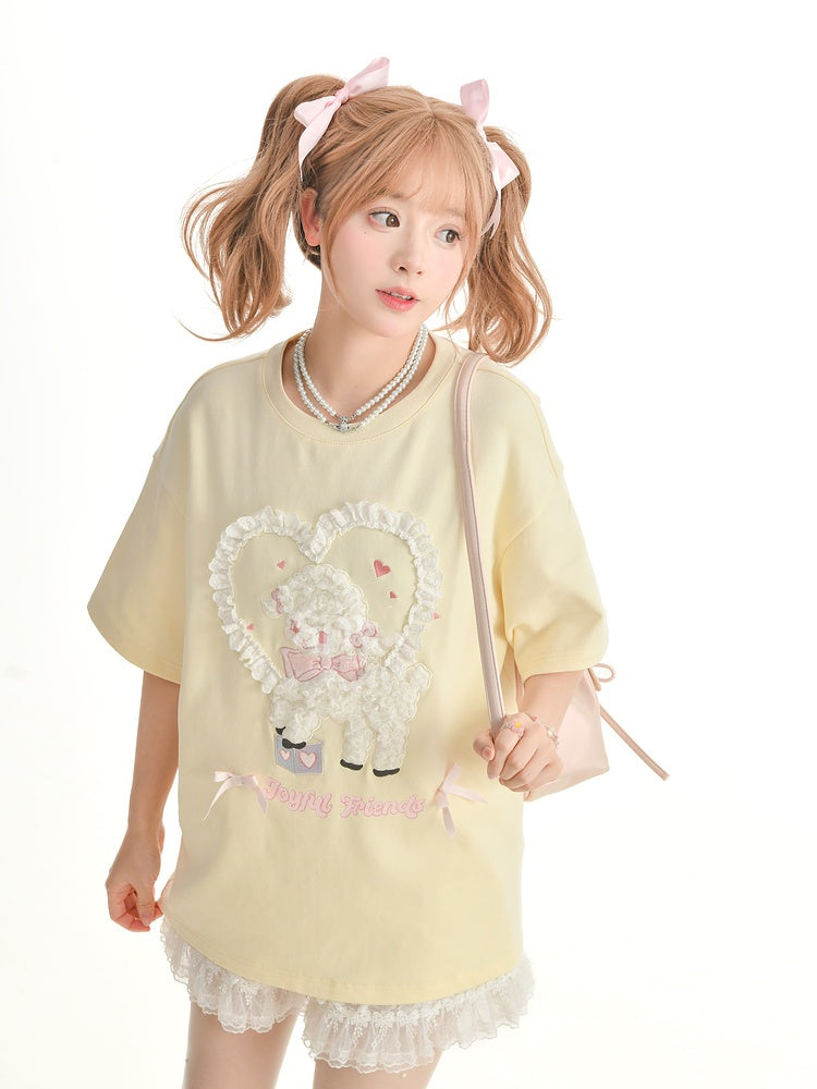 Gelbes, lockeres T-Shirt mit Lamm-Applikationen und Rüschenherzen in Creme