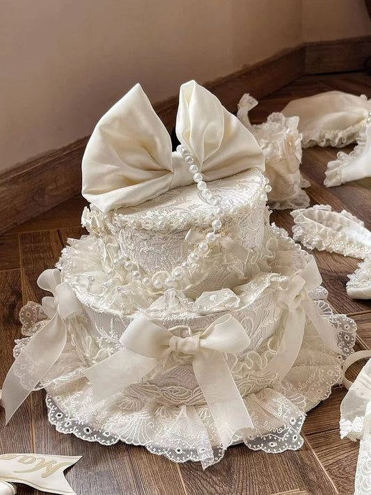 Schleifen, Perlen und verzierter Kuchenhut, cremig, wunderschön
