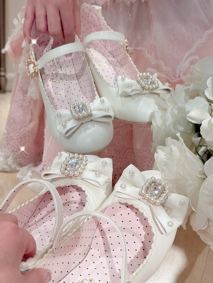 Runde Lolita-Schuhe mit Mary-Toe-Dekor und Strasssteinen in Weiß und mit Perlen verziert