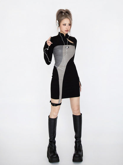 Robe glamour futuriste cyberpunk noire et grise à col à bandes et détails découpés avec jarretière