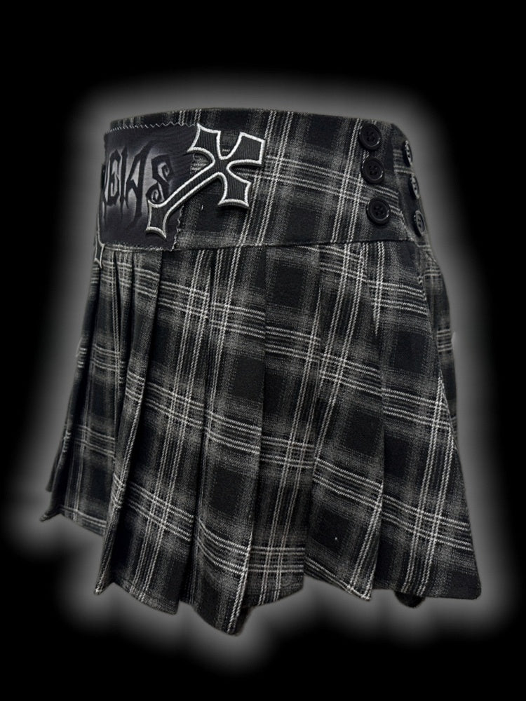 Mini-jupe plissée à carreaux taille basse avec appliques croisées grises punk et chaîne de taille libre