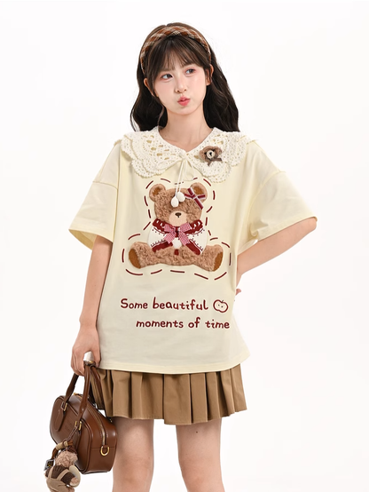 Aprikosenfarbenes, lockeres T-Shirt mit Rundhalsausschnitt und Bärenstickerei aus Baumwollplüsch