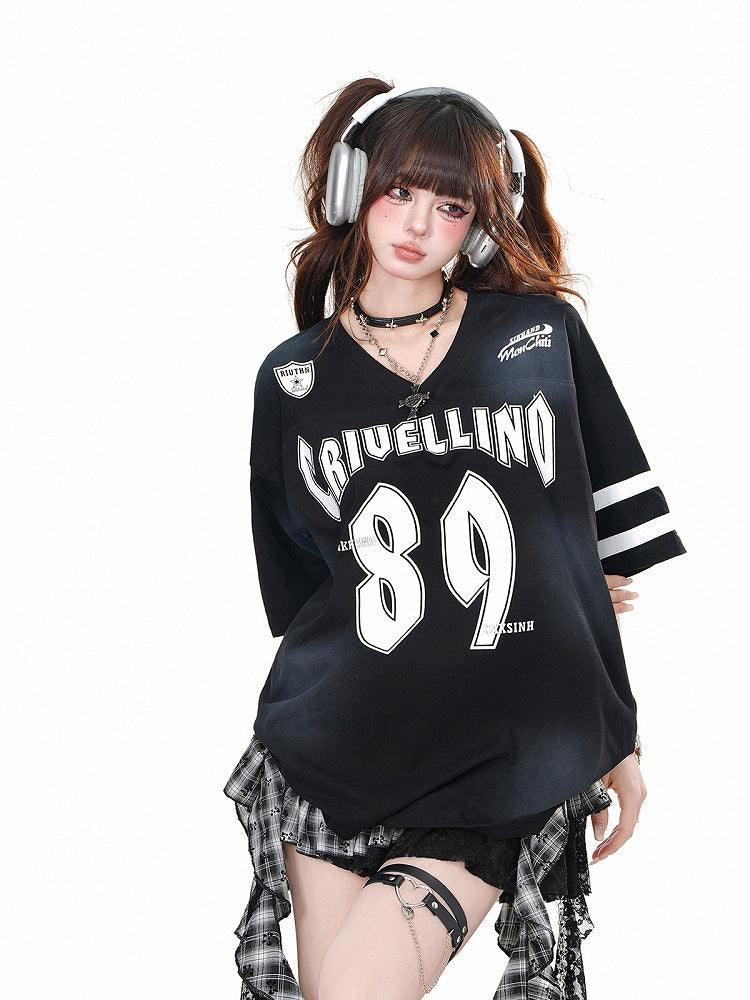 Schwarzes, lockeres T-Shirt mit V-Ausschnitt und Zahlendruck