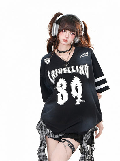 Schwarzes, lockeres T-Shirt mit V-Ausschnitt und Zahlendruck