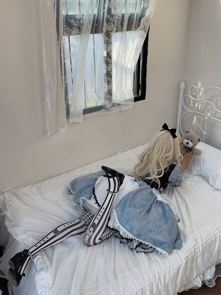 Asymmetrisches Karokleid „Alice im Wunderland“