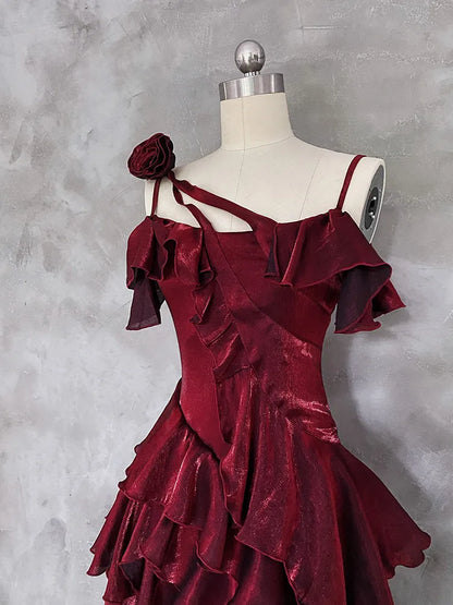 Robe de soirée asymétrique rouge scintillante à volants superposés et bretelles spaghetti