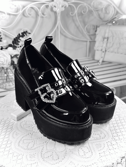 Hohe schwarze Plateauschuhe Jirai Kei poliert 10cm und mit Fersenschnallen Strass Block