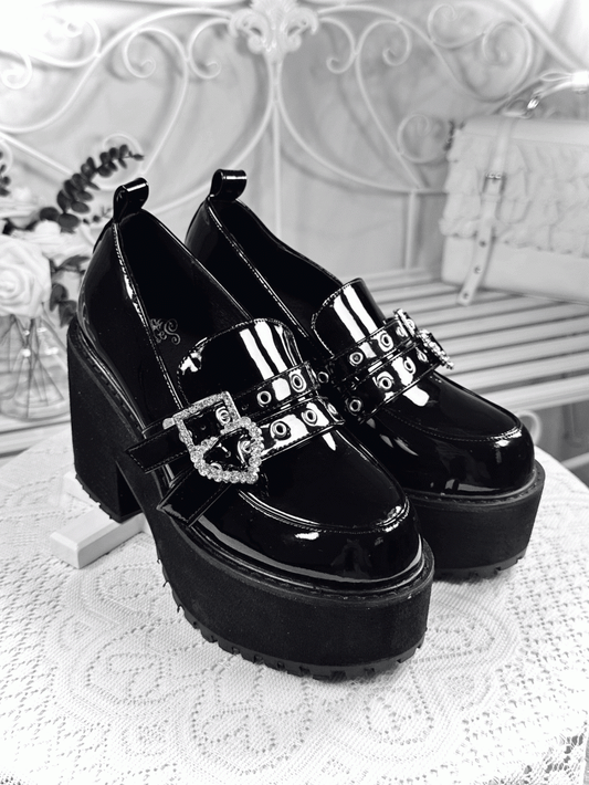 Hohe schwarze Plateauschuhe Jirai Kei poliert 10cm und mit Fersenschnallen Strass Block