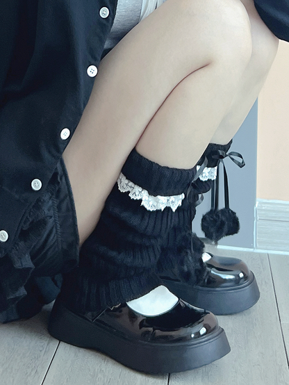 Jambières tricotées kaki avec nœud papillon et détails en dentelle et pompons