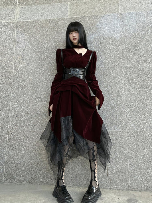 Robe mi-longue gothique en velours rouge vin avec ourlet mouchoir