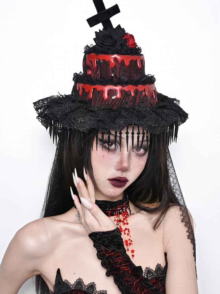 Chapeau en forme de gâteau noir et rouge avec croix gothique