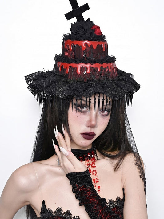 Chapeau en forme de gâteau noir et rouge avec croix gothique
