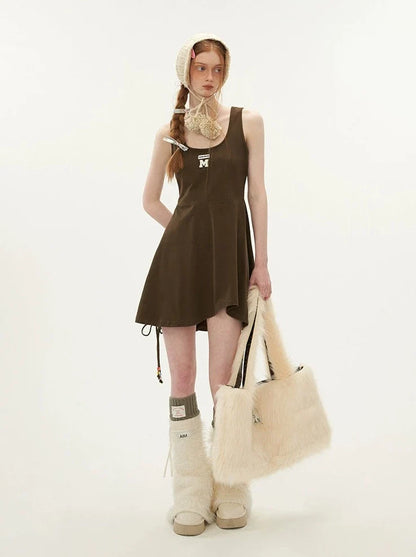 Robe style gilet à bretelles et col universitaire