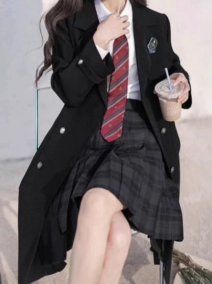 Trench-coat plissé en métal avec badge brodé en ruban noir et jupe chemise