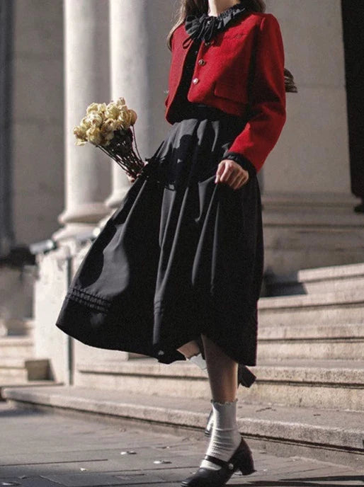 Veste lanterne rouge, manches de costume élégantes, volants, cravate, robe courte noire, ruban, rétro