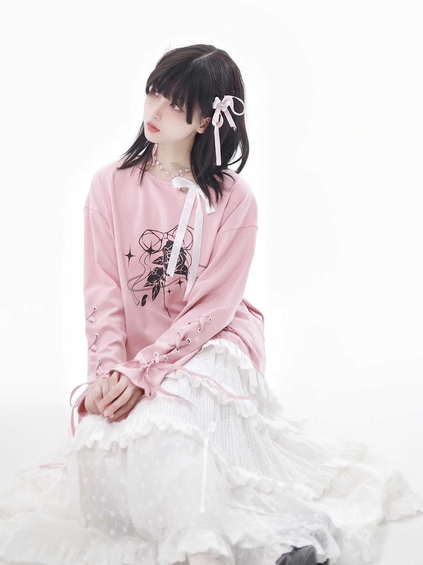 Ensemble haut en dentelle blanc et jupe fleurie rose