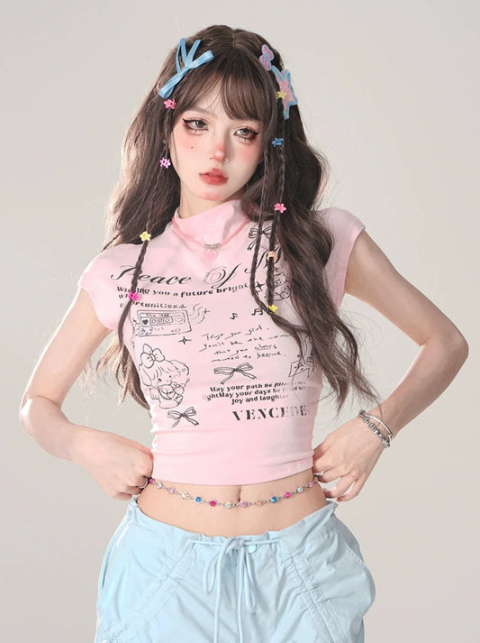 Weißes kurzes T-Shirt mit Schleife im Hintergrund Pink Pure