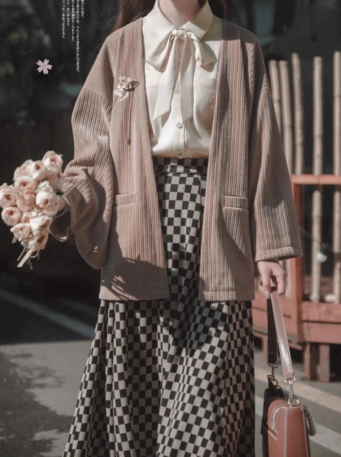 Veste Showa grise cerise foncée à ruban, jupe plume + note, chemise en mousseline de soie à broche rétro à carreaux + jupe