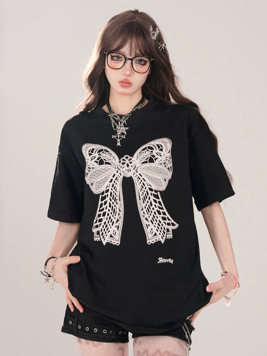 Lockeres T-Shirt mit schwarzer Spitze und Schleife