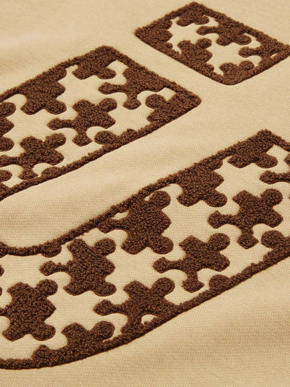 ブラウンモードにトレンドのロゴトレーナー