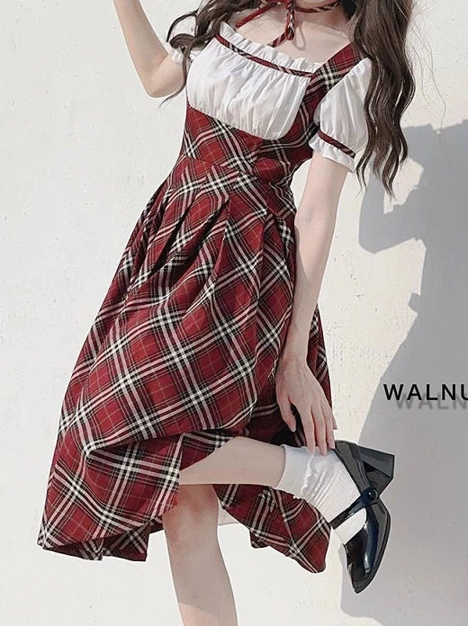 Robe rouge élégante à manches bouffantes et ruban, motif écossais à carreaux framboises, tour de cou vintage
