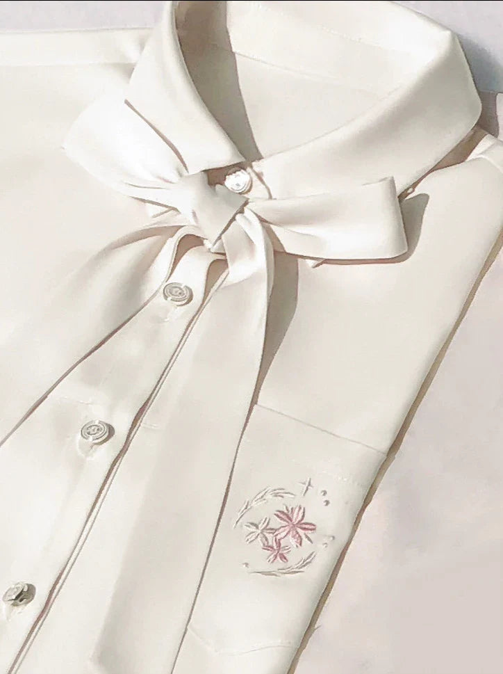 Jupe noire trench + badge en métal du collège + chemise plissée brodée avec ruban