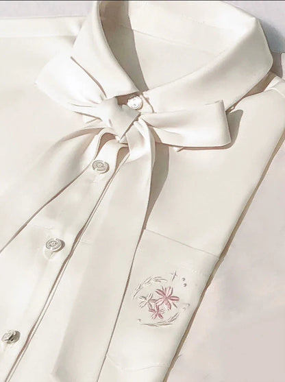 Jupe noire trench + badge en métal du collège + chemise plissée brodée avec ruban
