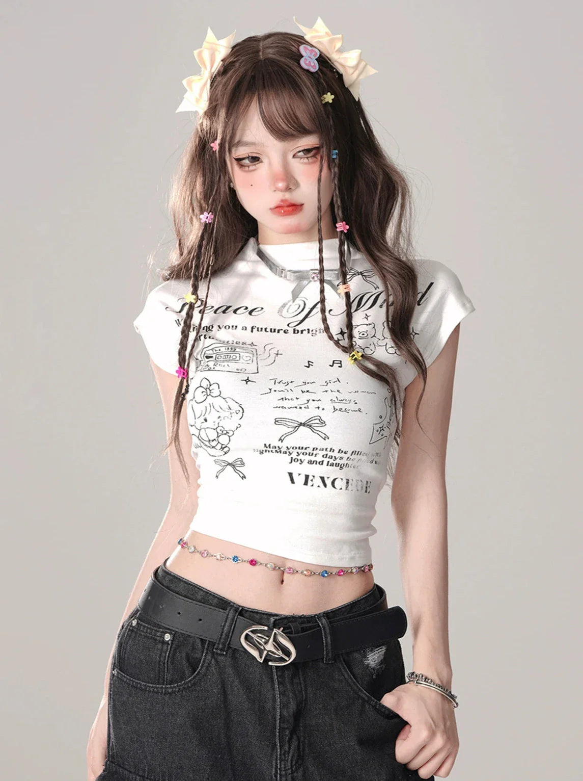 Weißes kurzes T-Shirt mit Schleife im Hintergrund Pink Pure