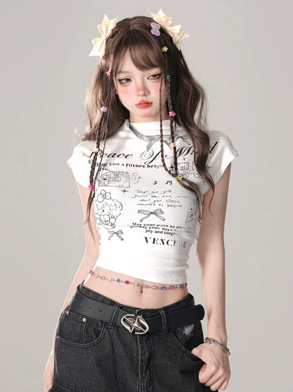 Weißes kurzes T-Shirt mit Schleife im Hintergrund Pink Pure