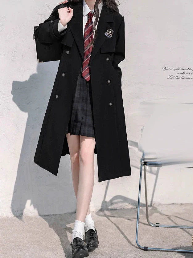 Trench-coat plissé en métal avec badge brodé en ruban noir et jupe chemise